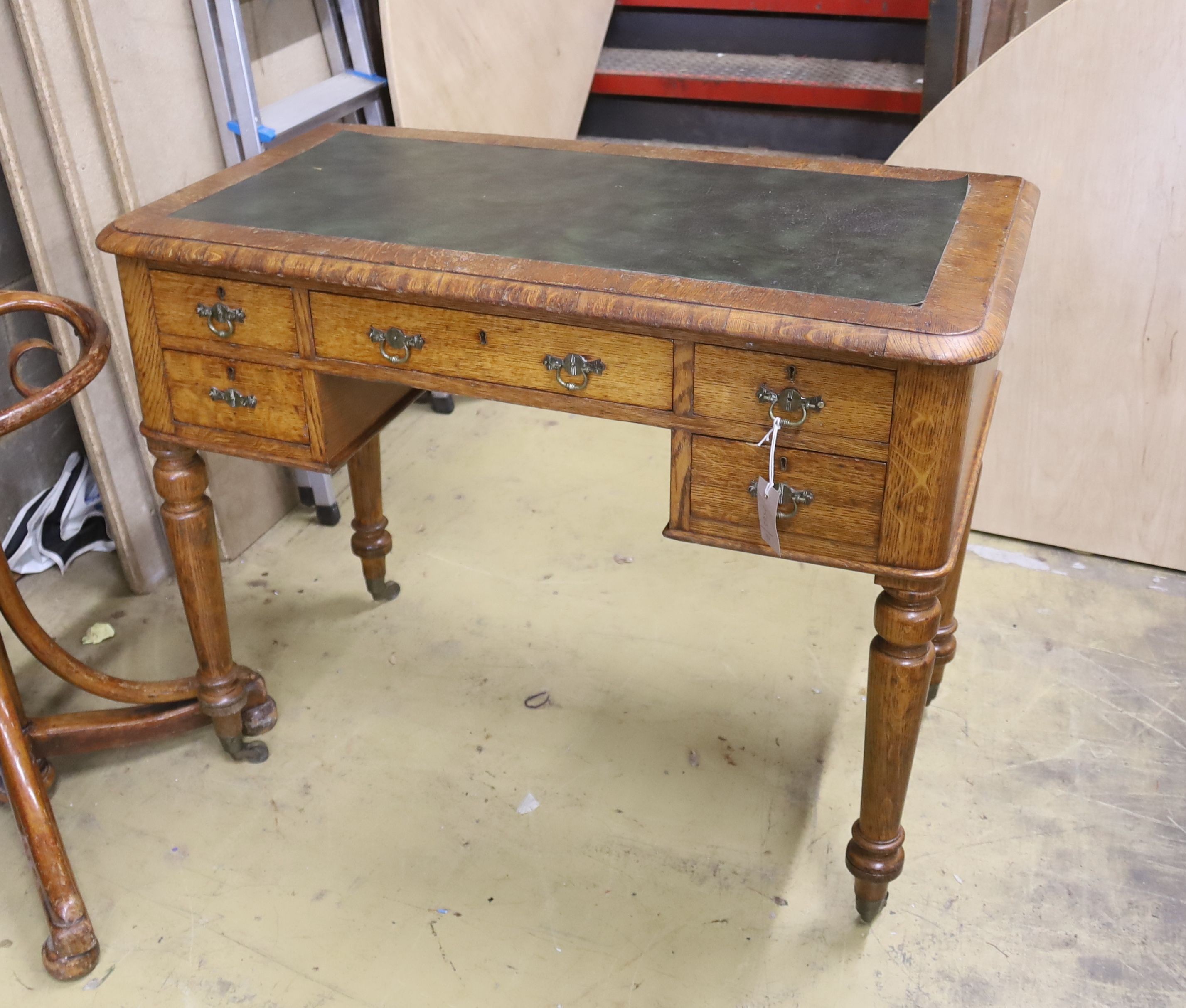 A Victorian oak kneehole writing desk, length 94cm, depth 51cm, height 75cm